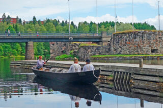 Miehet soutavat tervaveneellä Kajaaninjoella