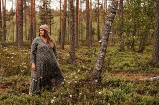 Nainen metsässä