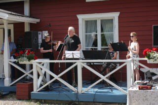 Yhtye esiintyy Eino Leino -talolla