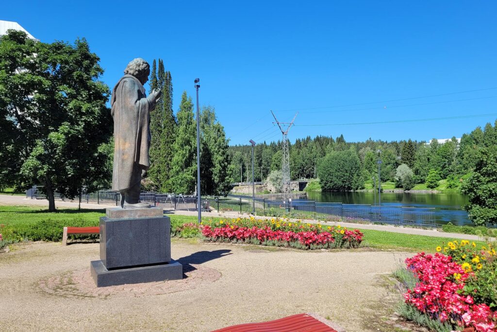 Eino Leino patsas Kajaanin rantapuistossa