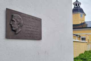 Eino Pitkäsen muistolaatta Taidemuseon seinässä