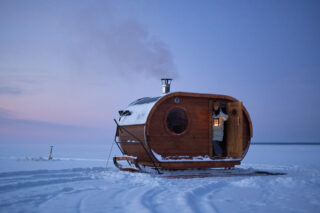 Arktinen rekisauna ja nainen oulunjärven jäällä
