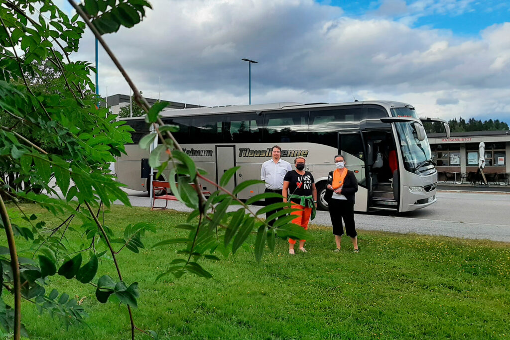 Matkailuoppaat ja linja-auto