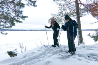 Lumikenkäilyä talvisissa maisemissa