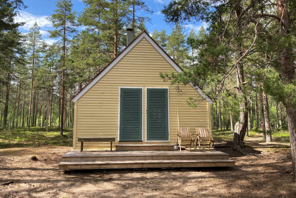 Vuokratupa Kivelä on keltainen lautamökki.