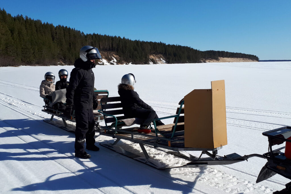 Moottorikelkka kyyti Ärjänsaareen