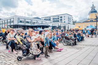 Tapahtuma Kajaanin raatihuoneentorilla