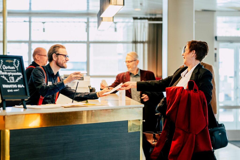 Hotel Kajanuksen ystävällinen hotellivastaanotto