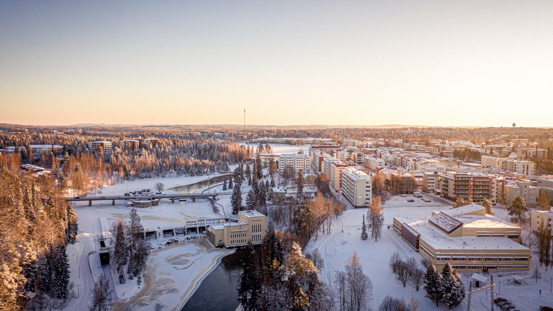 Kajaani kuvattuna ilmasta, aurinkoisessa talvimaisemassa